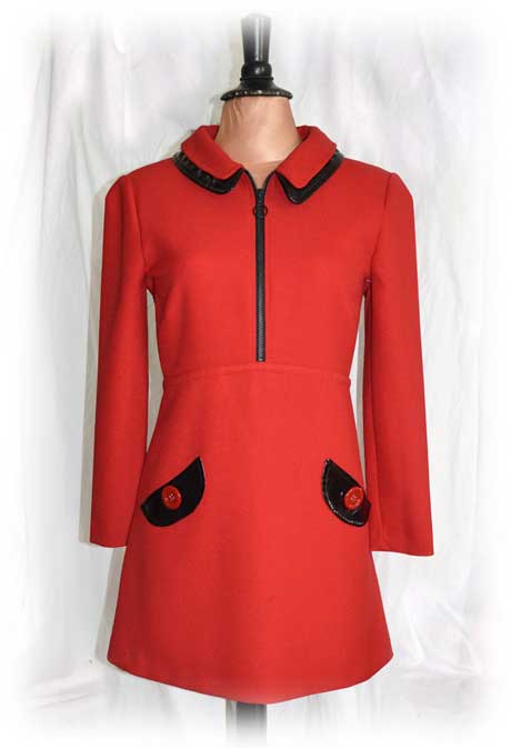 Rotes Kleid mit Lackschmuck